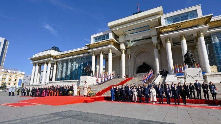 Ulánbátor főterén az Állami palota előtt vendéglátójával  
