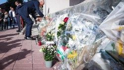 5명의 노동자가 목숨을 잃은 브란디조에서 희생자의 넋을 기리는 꽃다발