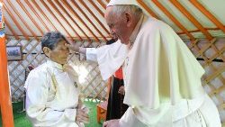 Papa Francesco benedice l'anziana signora a cui si deve il ritrovamento della statua della Madonna diventata simbolo della Chiesa in Mongolia