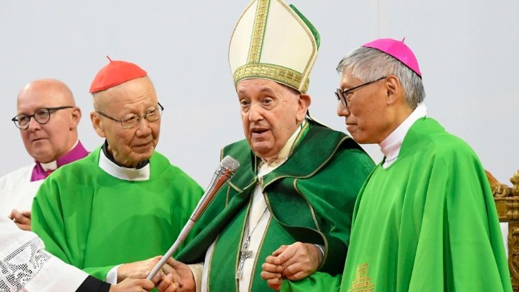 教皇フランシスコ、香港の湯漢枢機卿（左）と周守仁司教（右）と共に　2023年9月3日　モンゴル・ウランバートル、ステップ・アリーナ