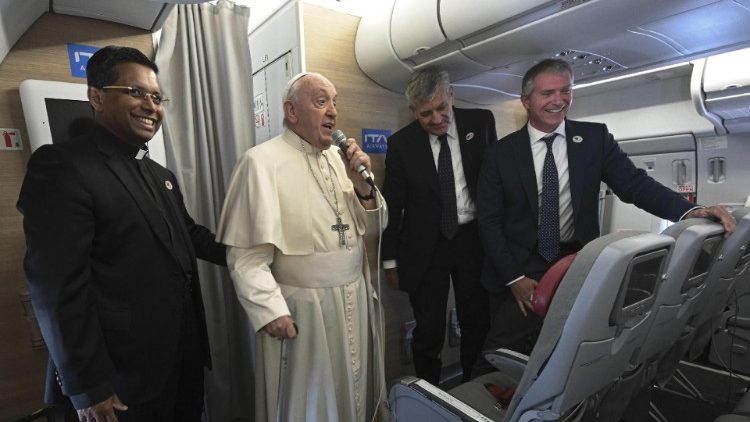 Le Pape dans l'avion le raccompagnant en Italie.