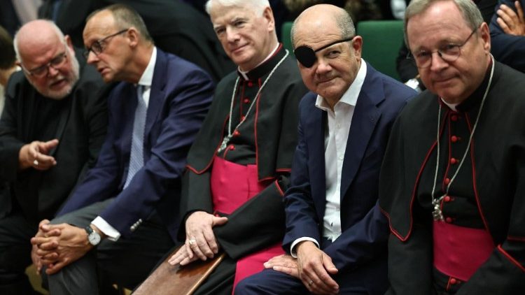 Beim Michaelsempfang: Kardinal Marx, CDU-Chef Merz, Nuntius Treanor, Kanzler Scholz und Bischof Bätzing