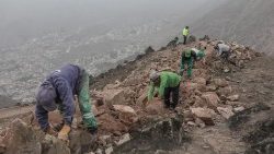 Operários no trabalho de demolição do "Muro da Vergonha" em Lima (ANSA)