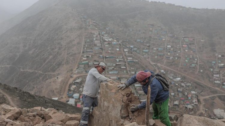 Trabajadores derriban "el muro de la vergüenza" en Perú.