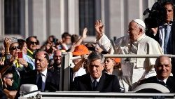 L'arrivée du Pape François sur la place Saint-Pierre le mercredi 6 septembre. 