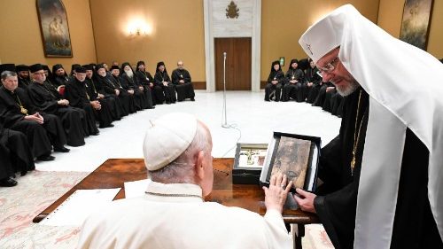 Foto de arquivo do Papa Francisco com o arcebispo-mor Shevchuk, durante encontro com bispos ucranianos no Vaticano (ANSA)