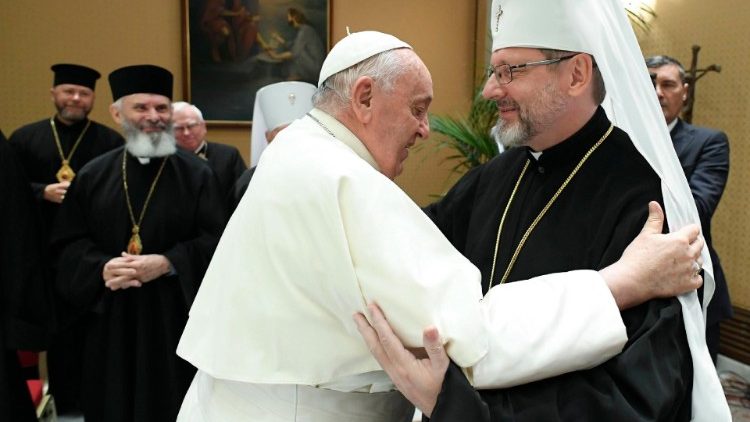 El Papa Francisco abraza a Su Beatitud Sviatoslav Shevchuk, jefe de la Iglesia greco-católica ucraniana.