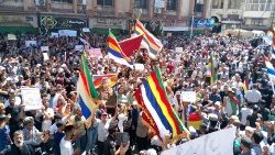 Demonstranten schwingen Fahnen mit den Farben der Drusen bei einer Demonstration in Suweida am 8. September