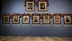 Zdjęcia członków rodziny Ulmów w poświęconym im muzeum w Markowej