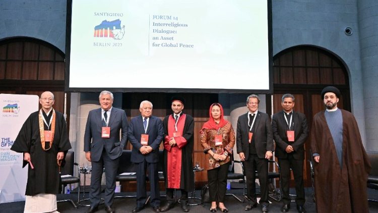 Религиозни представители на срещата за мир в Берлин заедно с италианския външен министър Антонио Таяни, 11.09.2023