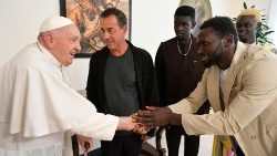 Regissören Matteo Garrone och skådespelare i den prisbelönade filmen “Il Capitano”, om dagens migration på Medelhavet, togs emot av påven i Vatikanen den 14 september
