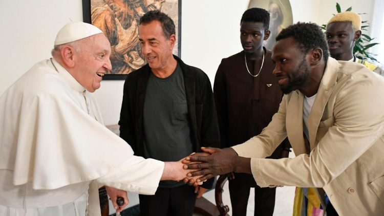 Regissören Matteo Garrone och skådespelare i den prisbelönade filmen “Il Capitano”, om dagens migration på Medelhavet, togs emot av påven i Vatikanen den 14 september