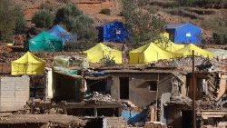 Разбураныя землятрусам дамы і часовы лагер для ахвяр стыхіі ў Марока