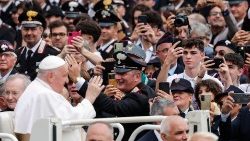 El Papa Francisco llega a la Plaza de San pedro en su audiencia con los carabineros italianos y familiares