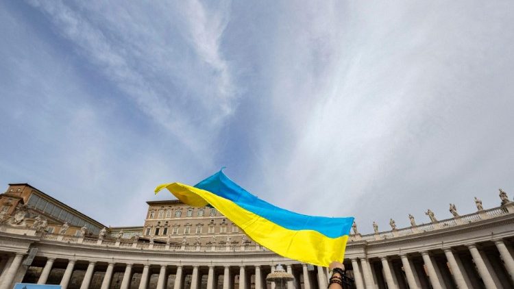 Ukrajinské vlajky při promluvě papeže Františka při modlitbě Anděl Páně ve Vatikánu