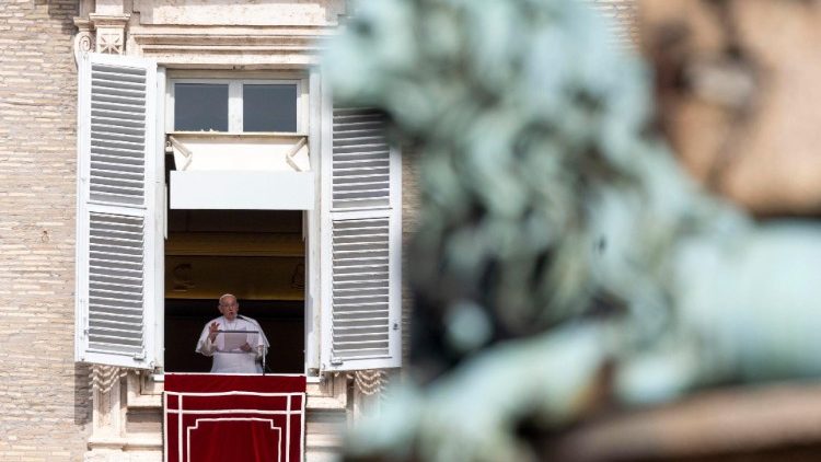 Papež Frančišek je med opoldansko molitvijo po blagoslovu povabil k molitvenemu spremljanju njegove poti v Marseille.