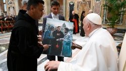 Ferenc pápa fogadta a Vatikáni Gyógyszertár munkatársait