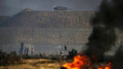 Un char israélien est vu derrière le mur frontalier lors des affrontements entre les Palestiniens et les troupes israéliennes à la frontière orientale de la bande de Gaza, le 18 septembre 2023. 