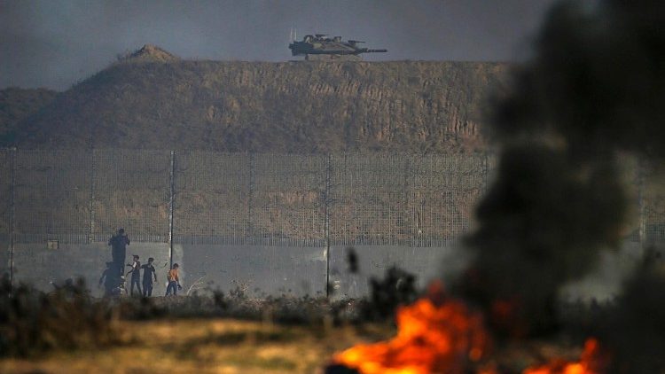 Un char israélien est vu derrière le mur frontalier lors des affrontements entre les Palestiniens et les troupes israéliennes à la frontière orientale de la bande de Gaza, le 18 septembre 2023. 