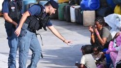 Lampedusa, an diesem Montag (18. September 2023). Ein italienischer Polizist spielt Seifenblasen-Platzenlassen mit einem Flüchtlingskind.