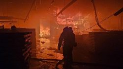 Un almacén de Leópolis en llamas tras un ataque ruso