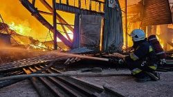 Il magazzino di Lviv in fiamme dopo l'attacco russo