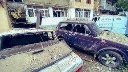 Vojna operacija je uzrokovala štetu na stambenim zgradama i vozilima u Stepanakertu