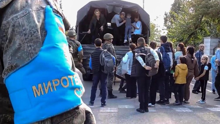 Russische Friedenstruppen evakuieren Zivilisten aus den "gefährlichsten Gebieten" von Berg-Karabach.
