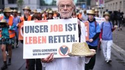 Beschäftigte des Gesundheitswesens protestieren in Solidarität mit den Klimaaktivisten der letzten Generation in Berlin