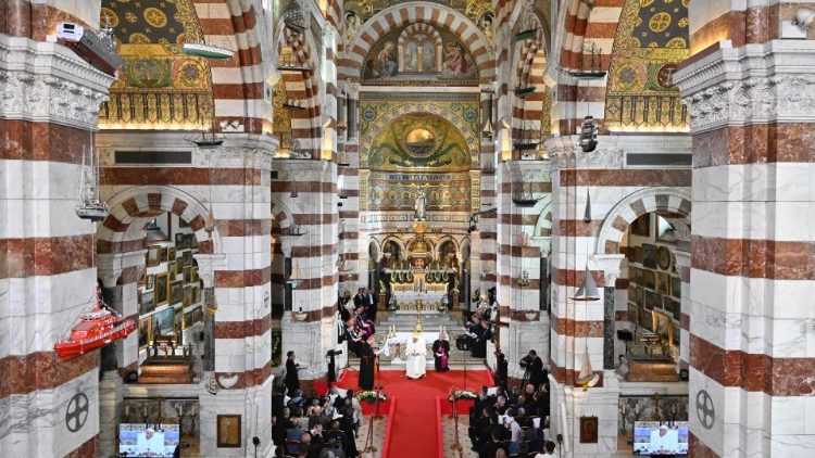 Vista interior de la Basílica de Nuestra Señora de la Guardia durante el encuentro de oración del Papa con el clero de Marsella