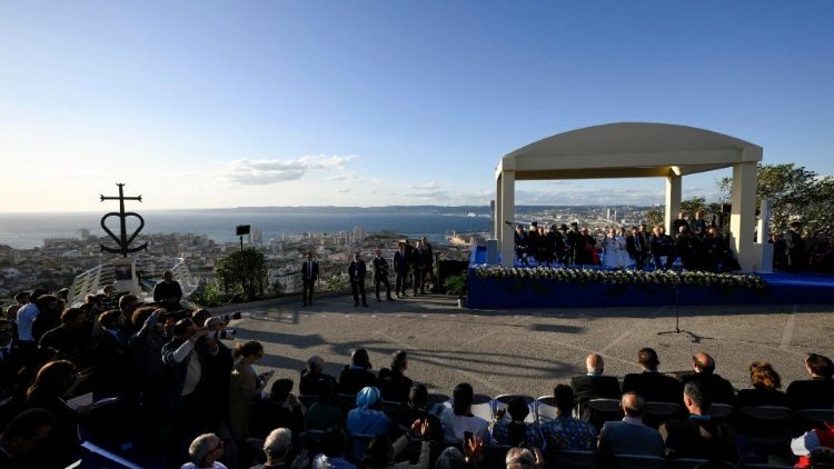 Le Pape lors du moment de recueillement avec différents responsables religieux pour les migrants et marins morts en mer, aux pieds de Notre-Dame de la Garde à Marseille, le 22 septembre 2023. 