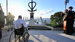 Påven ber vid minnesplatsen i Marseille för sjöfolk och migranter som dött till havs