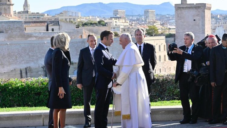 El Papa saluda al Presidente Macron 