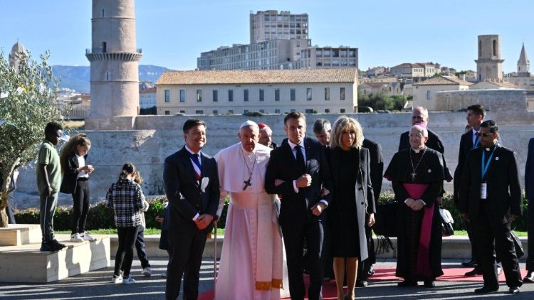 Ferenc pápa Macron francia elnökkel és feleségével