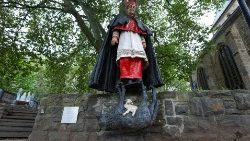 Das Domkapitel möchte die Statue von Kardinal Franz Hengsbach vor dem Dom entfernen lassen