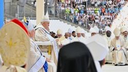 Papa Francesco arriva alla messa presso lo �Stadio Velodrome�