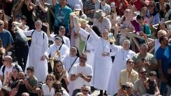 Ferenc pápa az Úrangyala imádság után köszöntötte a Szent Péter téren egybegyűlt híveket
