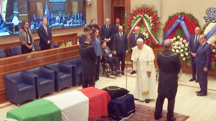 El Papa visitó el Senado italiano para rendir homenaje al presidente Giorgio Napolitano
