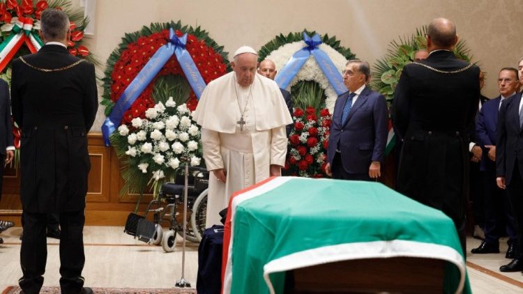 Franziskus würdigte den Verstorbenen mit einem Besuch im Senat in Rom, wo der Sarg aufgebahrt ist