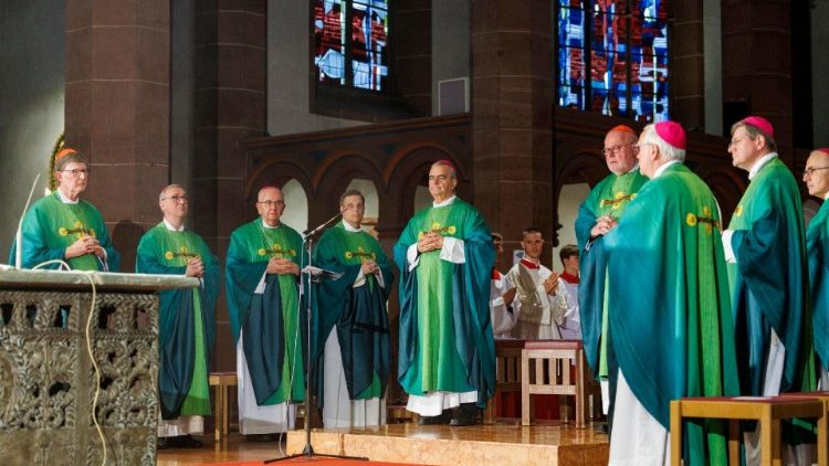 Němečtí biskupové na ilustrační fotografii