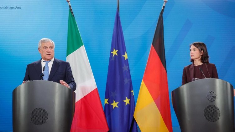 Il ministro degli Esteri Italiano, Antonio Tajani, e l'omologa tedesca, Annalena Baerbock, in conferenza stampa a Berlino