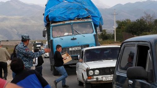 Persone e famiglie in fuga dal dal Nagorno Karabakh  (Ansa)