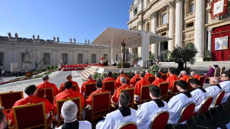 Il Papa in piazza per il Concistoro, crea 21 nuovi cardinali