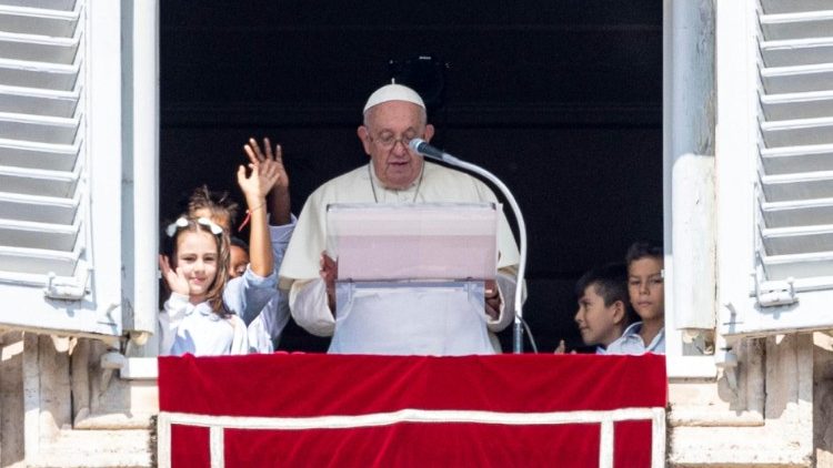 子どもたちとバチカン宮殿の窓際に立つ教皇フランシスコ　2023年10月1日のお告げの祈り