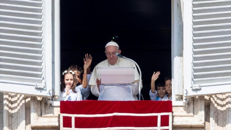 Papst Franziskus mit Kindern beim Angelus
