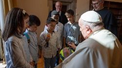 Papa Francisc la rugăciunea "Angelus", din 2 octombrie, împreună cu 5 copii reprezentând cele cinci continente