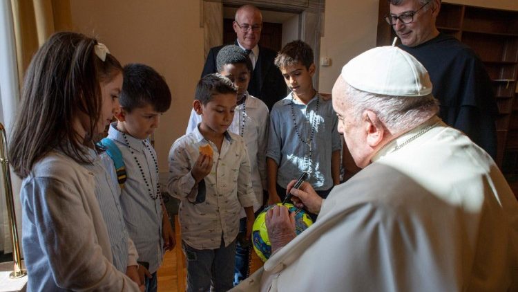Папата с децата от различни континенти и отец Фортунато, 1.10.2023