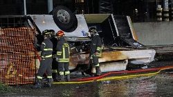 21 Tote und 15 Verletzte: Ein Bus ist im Stadtgebiet von Mestre von einer Überführung in die Tiefe gestürzt.