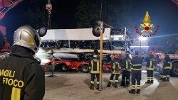 At least 21 killed as bus falls off overpass near Venice