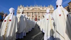 Il Papa in Piazza San Pietro per la messa d'apertura del Sinodo